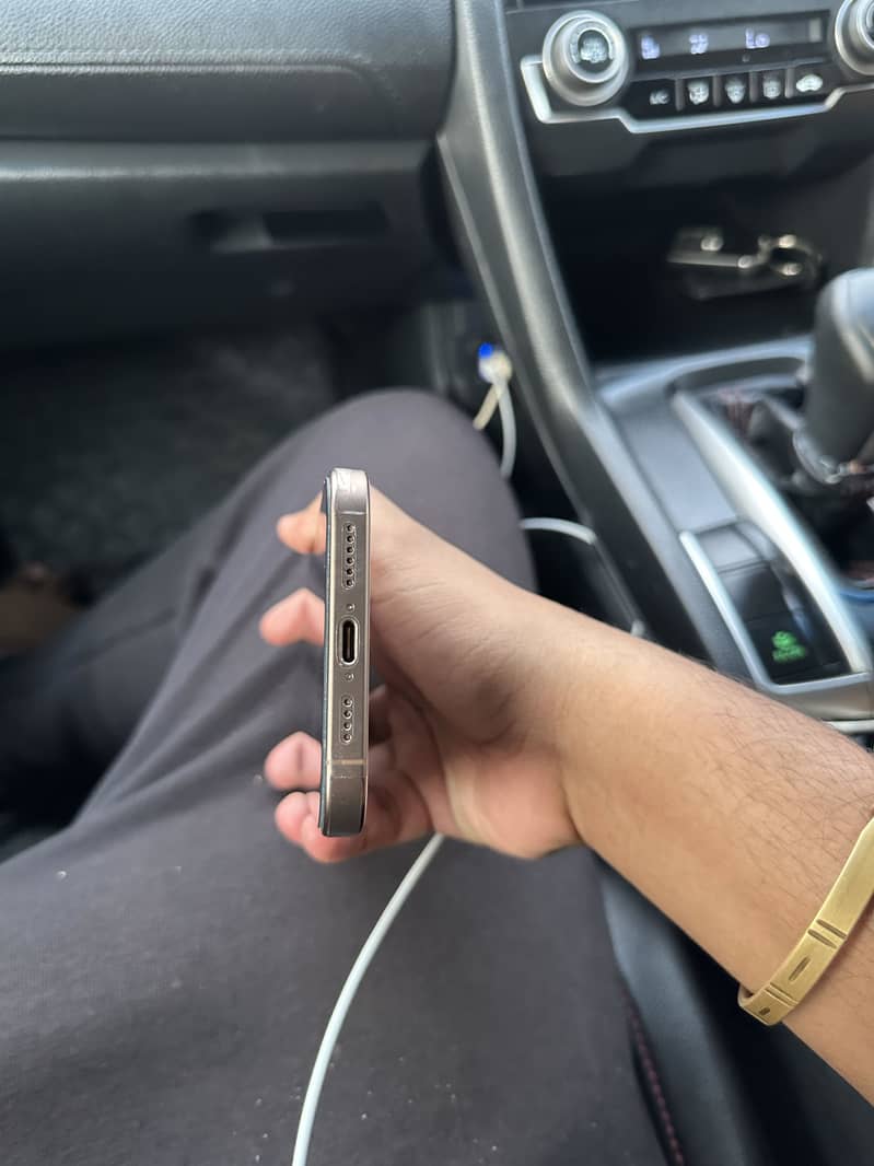 Apple iPhone 16 Pro Max 4