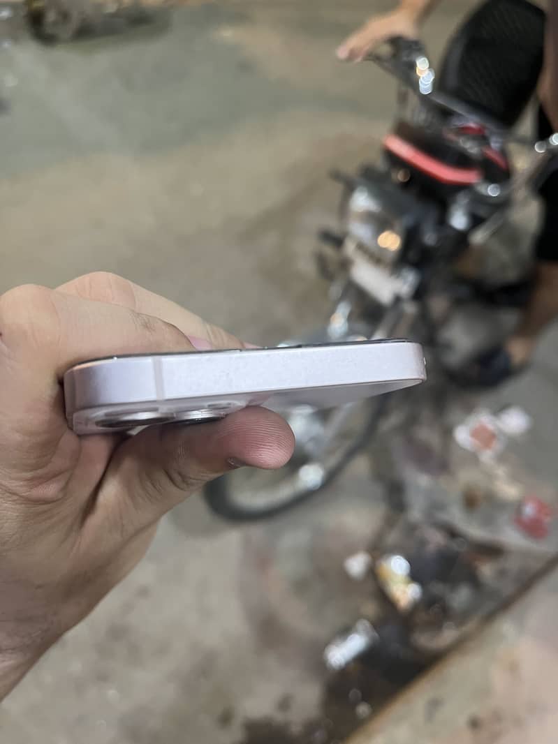 Apple iPhone 13 0
