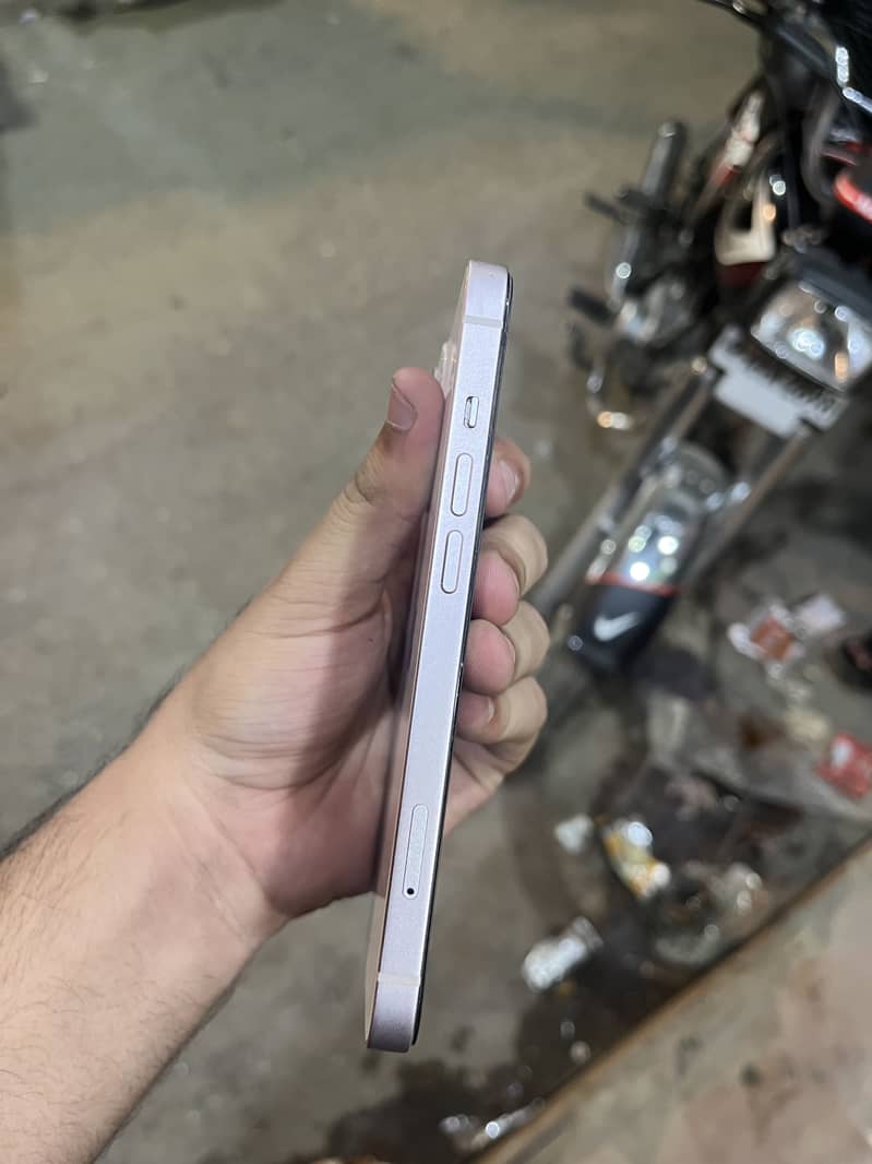 Apple iPhone 13 5