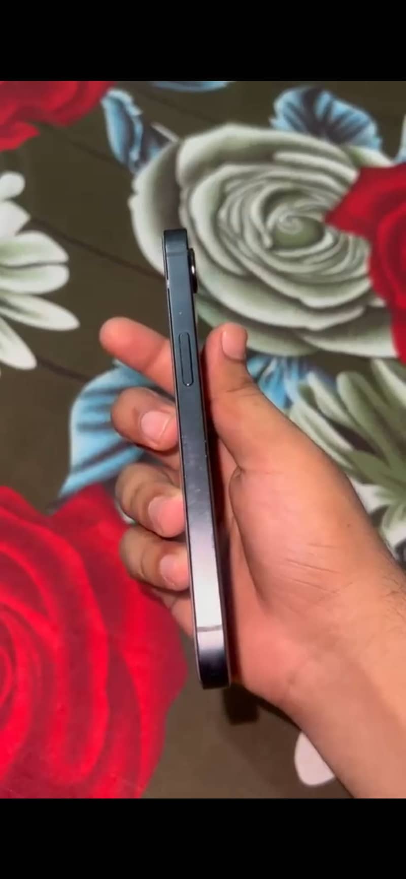 Apple iPhone 16e 3