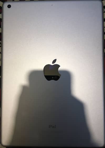 Apple ipad, 6th generation. • Condition Used, like new