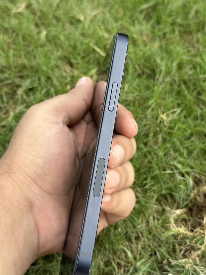 Apple iPhone 12 4
