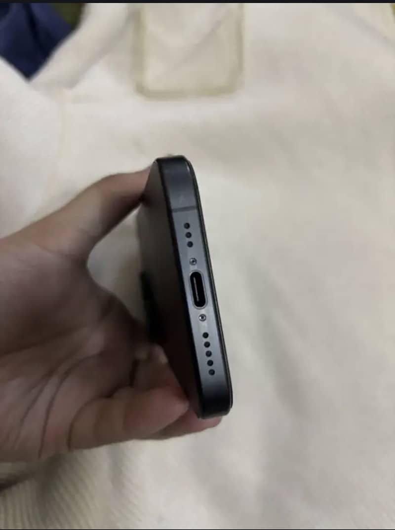Apple iPhone 15 Pro 3