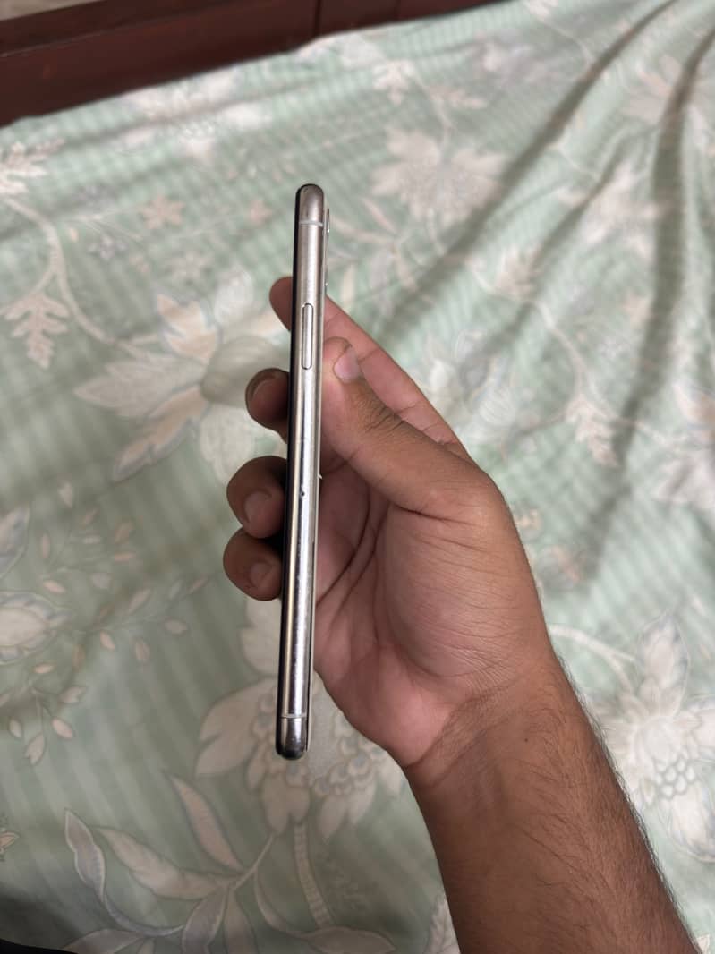 Apple iPhone 11 Pro Max 4
