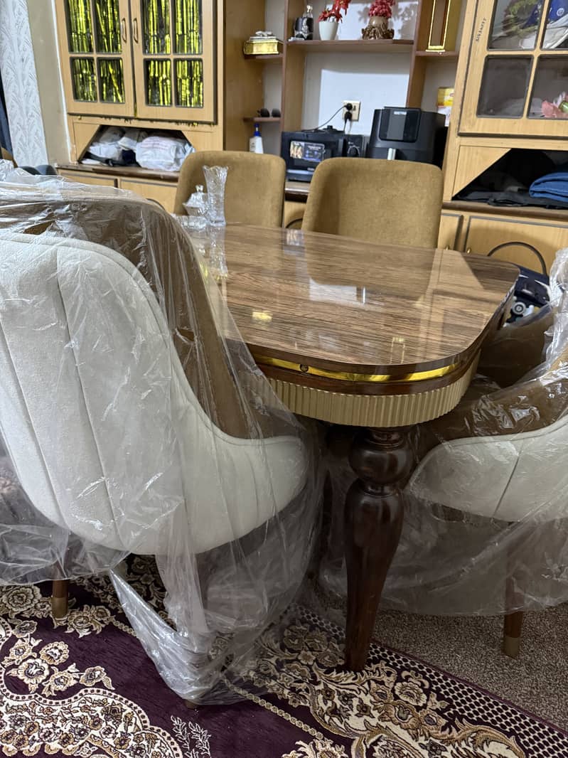 Dining table 0