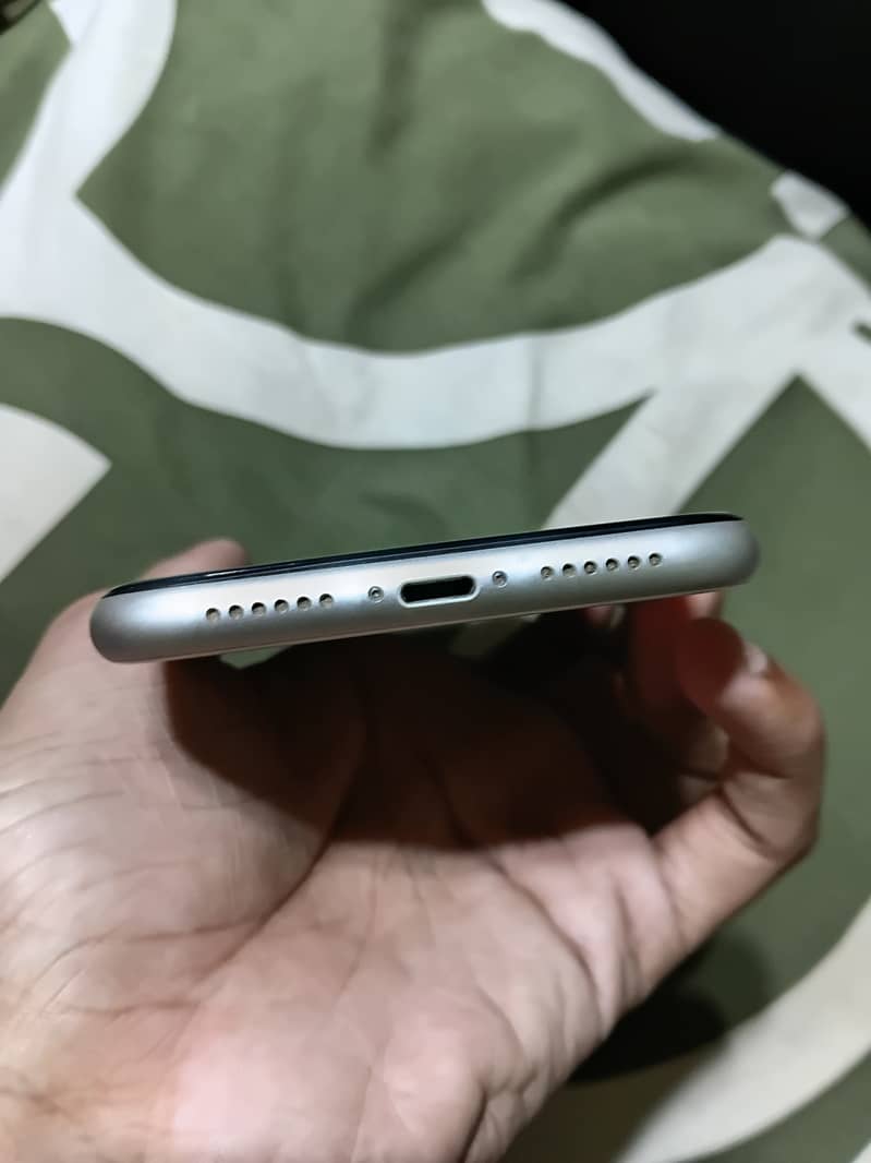 Apple iPhone 11 0