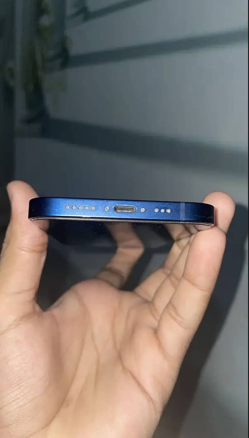 Apple iPhone 12 4