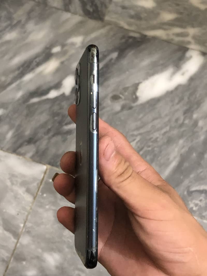 Apple iPhone 11 Pro 4