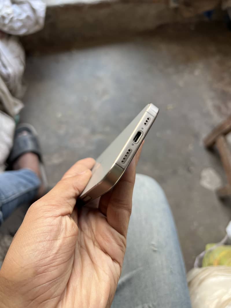 Apple iPhone 16 Pro 0