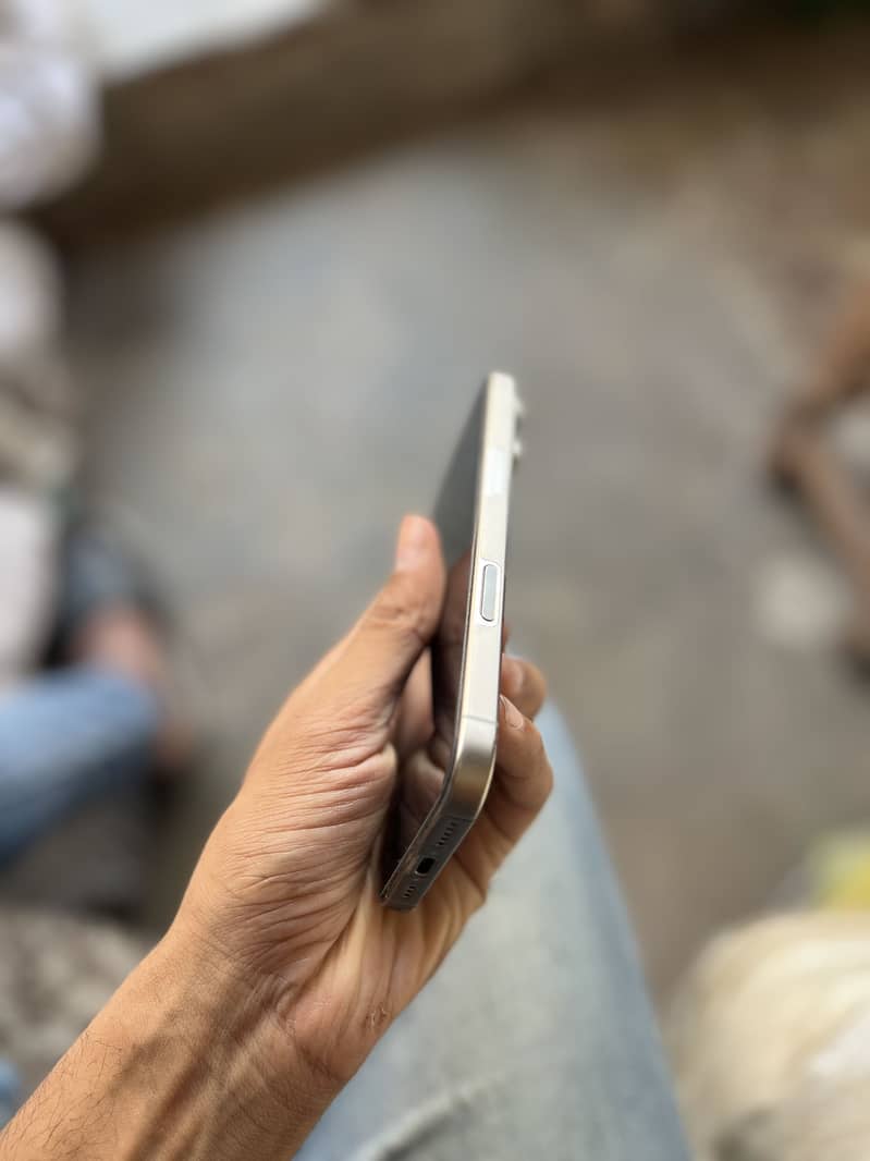Apple iPhone 16 Pro 2