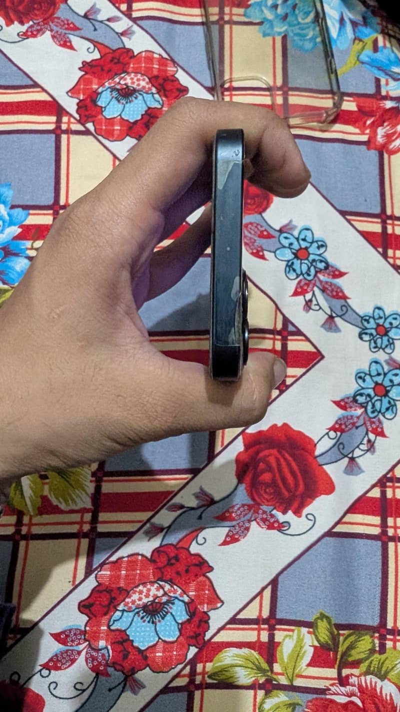 Apple iPhone 13 4