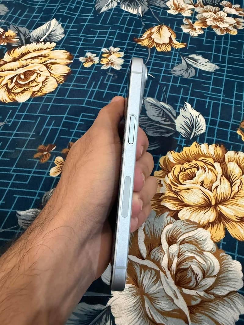 Apple iPhone 15 4