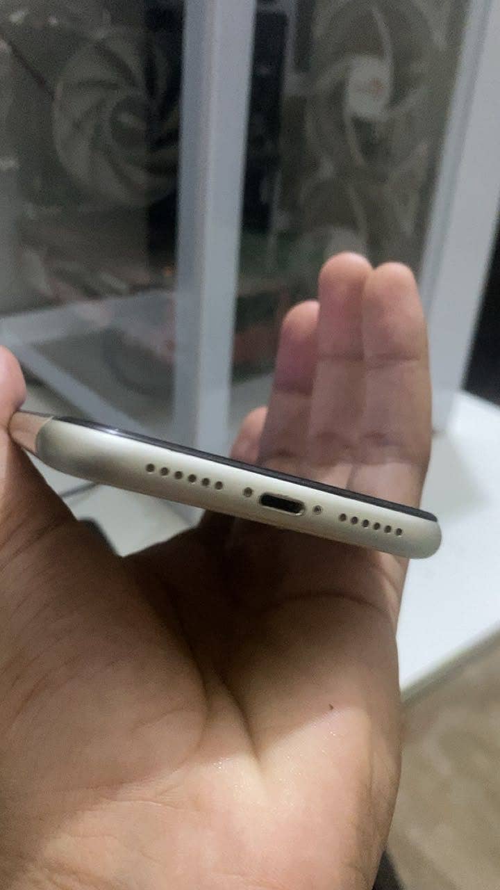 Apple iPhone 11 4