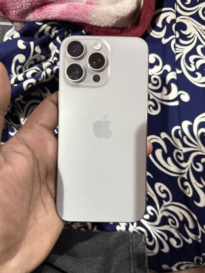 Apple iPhone 15 Pro Max display massage