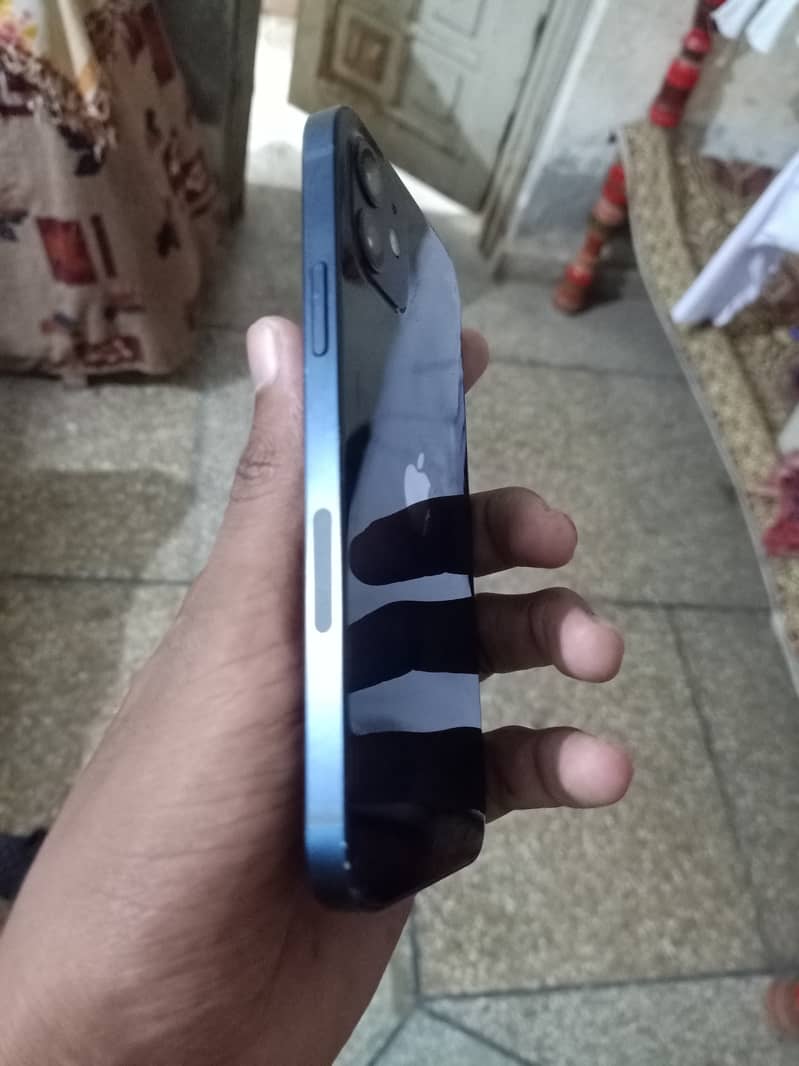 Apple iPhone 12 4