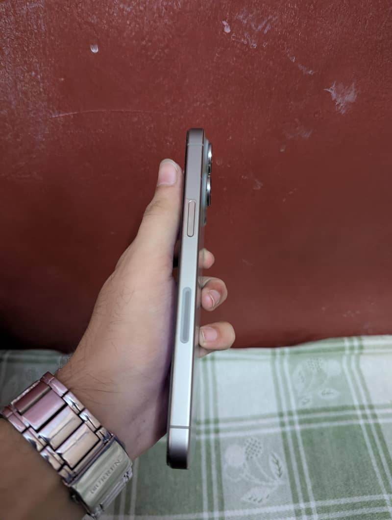 Apple iPhone 15 Pro Max 2