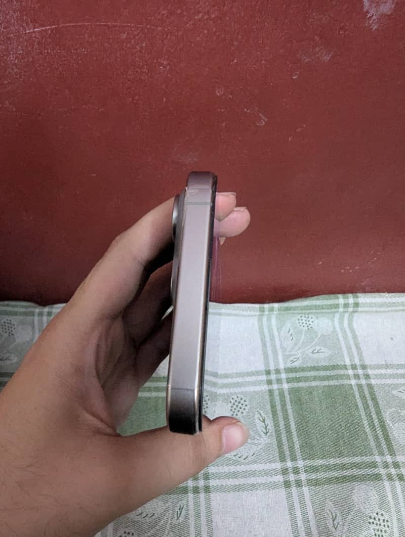 Apple iPhone 15 Pro Max 4
