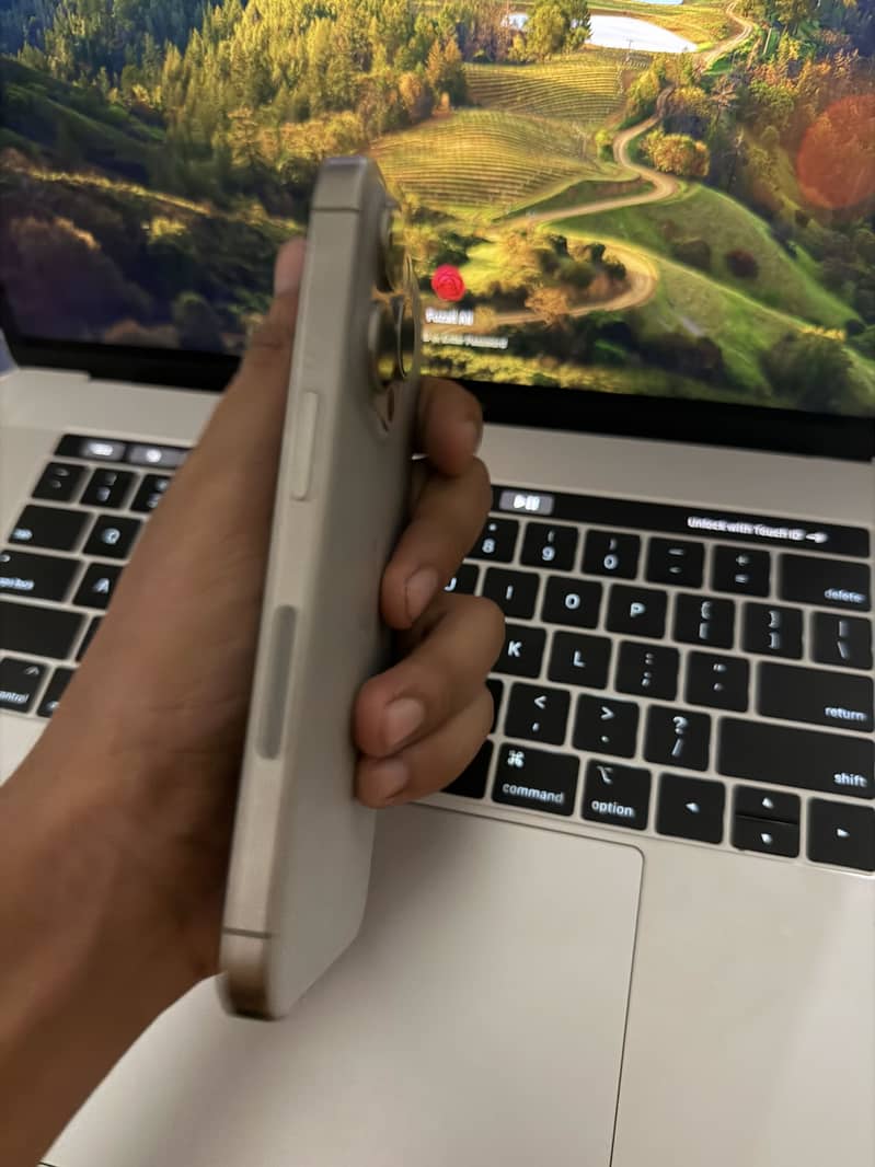 Apple iPhone 15 Pro 0