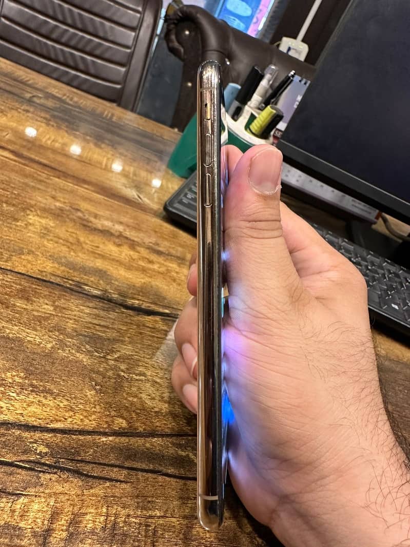 Apple iPhone XS Max 3