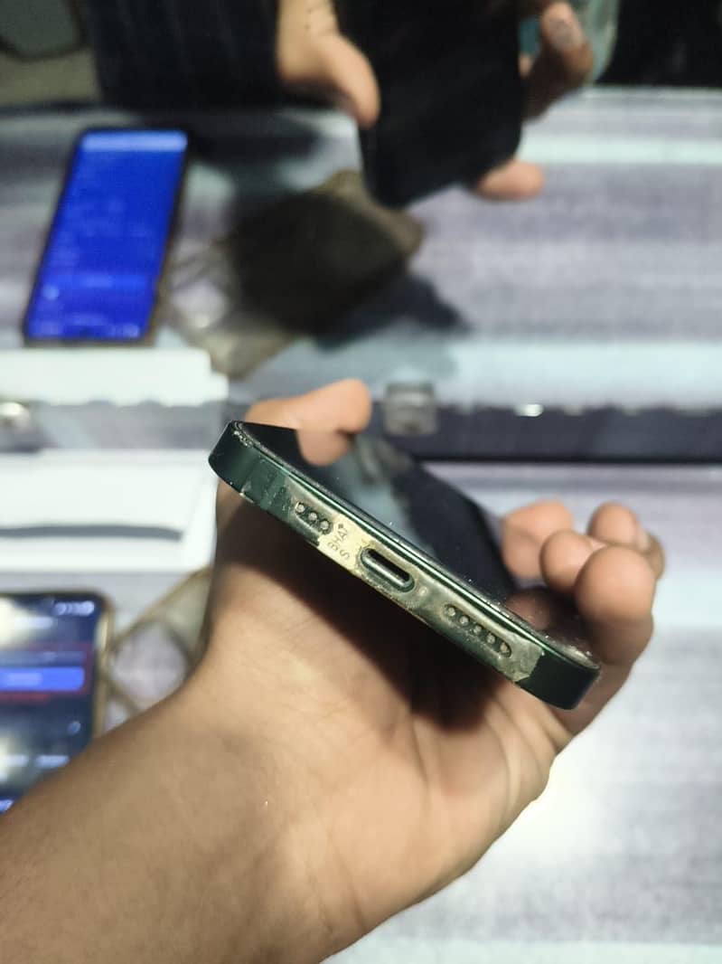 Apple iPhone 13 4