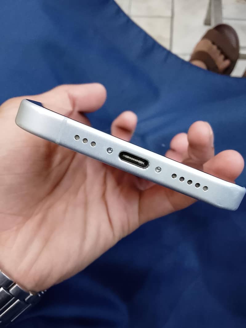 Apple iPhone 16 3