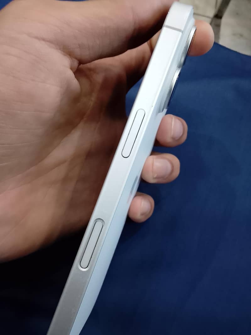 Apple iPhone 16 4