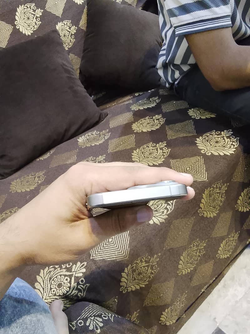 Apple iPhone 15 Pro 4
