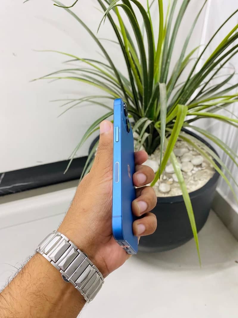 Apple iPhone 13 2