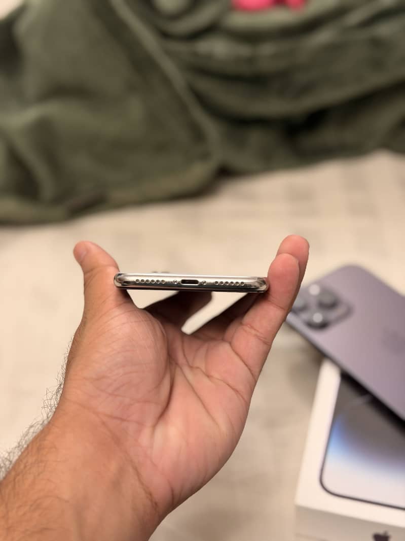 Apple iPhone X 4