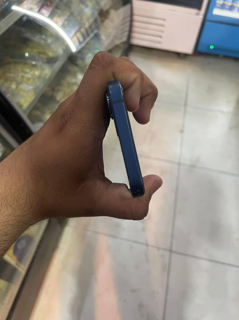 Apple iPhone 12 4