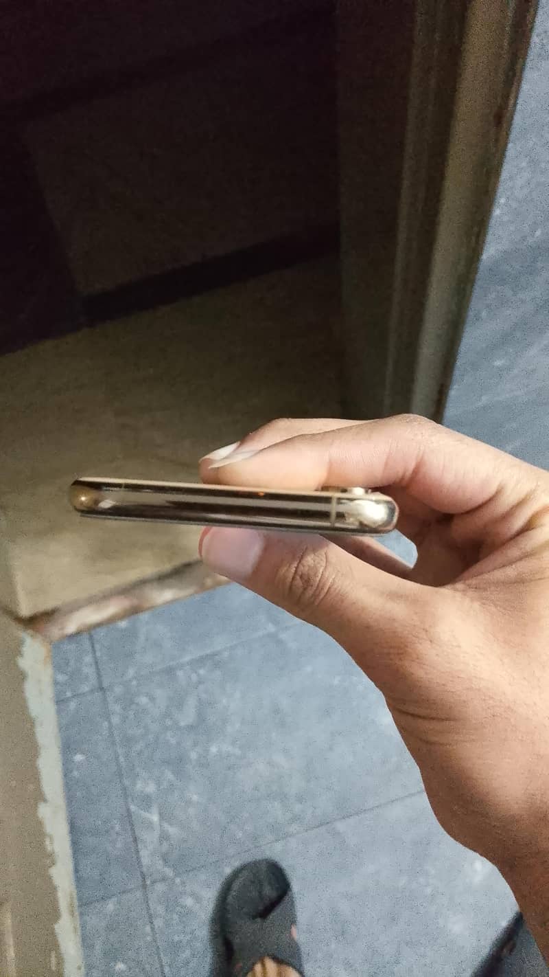 Apple iPhone XS 4