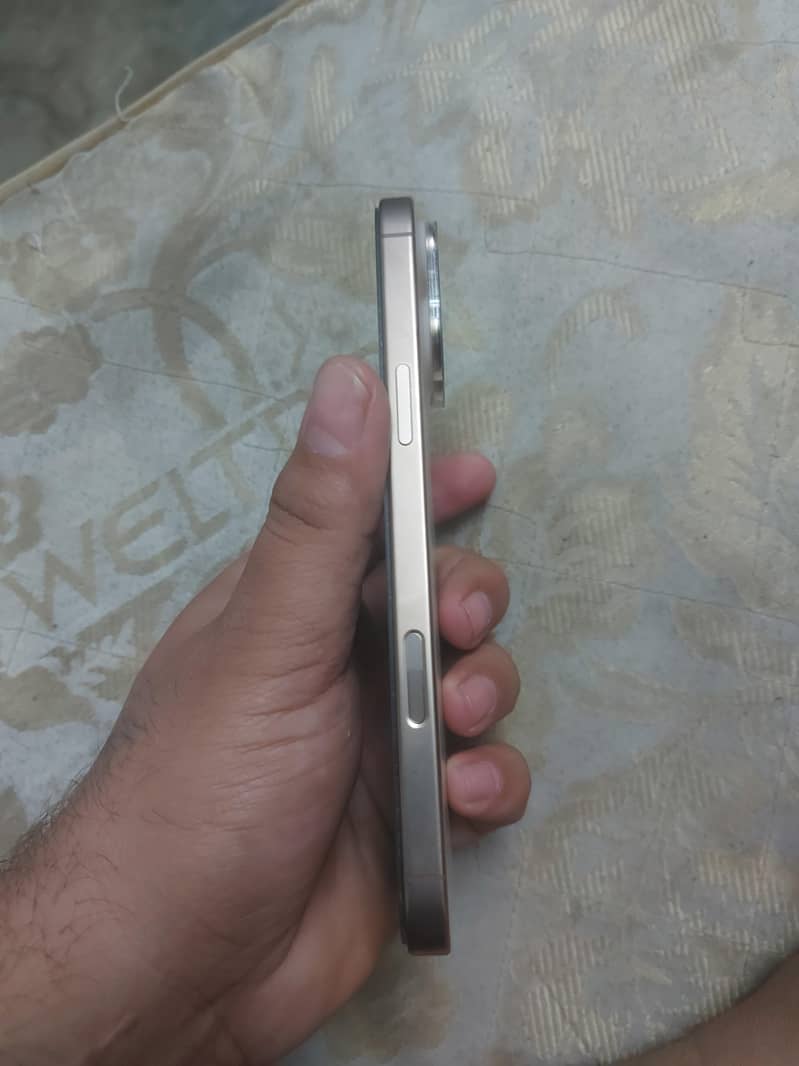 Apple iPhone 16 Pro Max 1