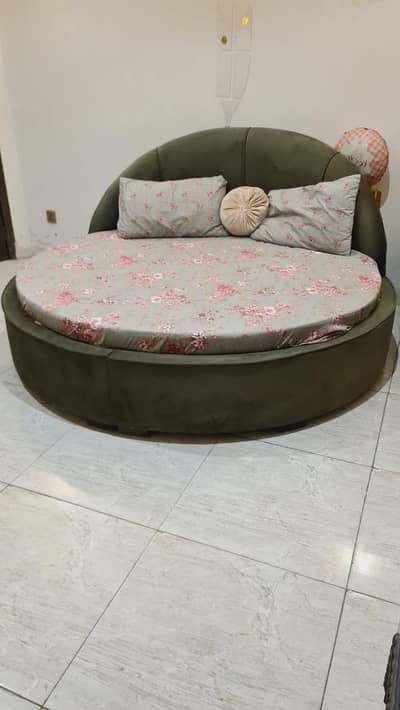 round bed with Mattress