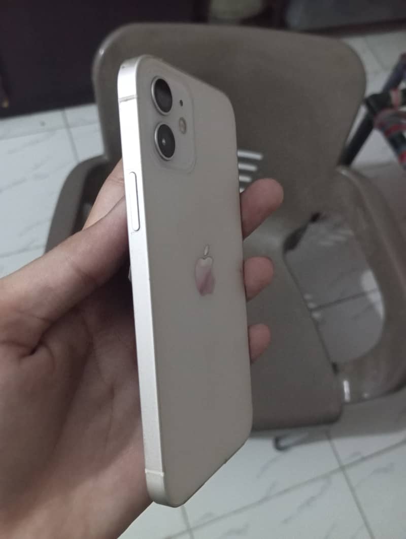 Apple iPhone 12 4
