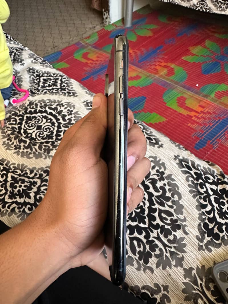 Apple iPhone XS Max 4