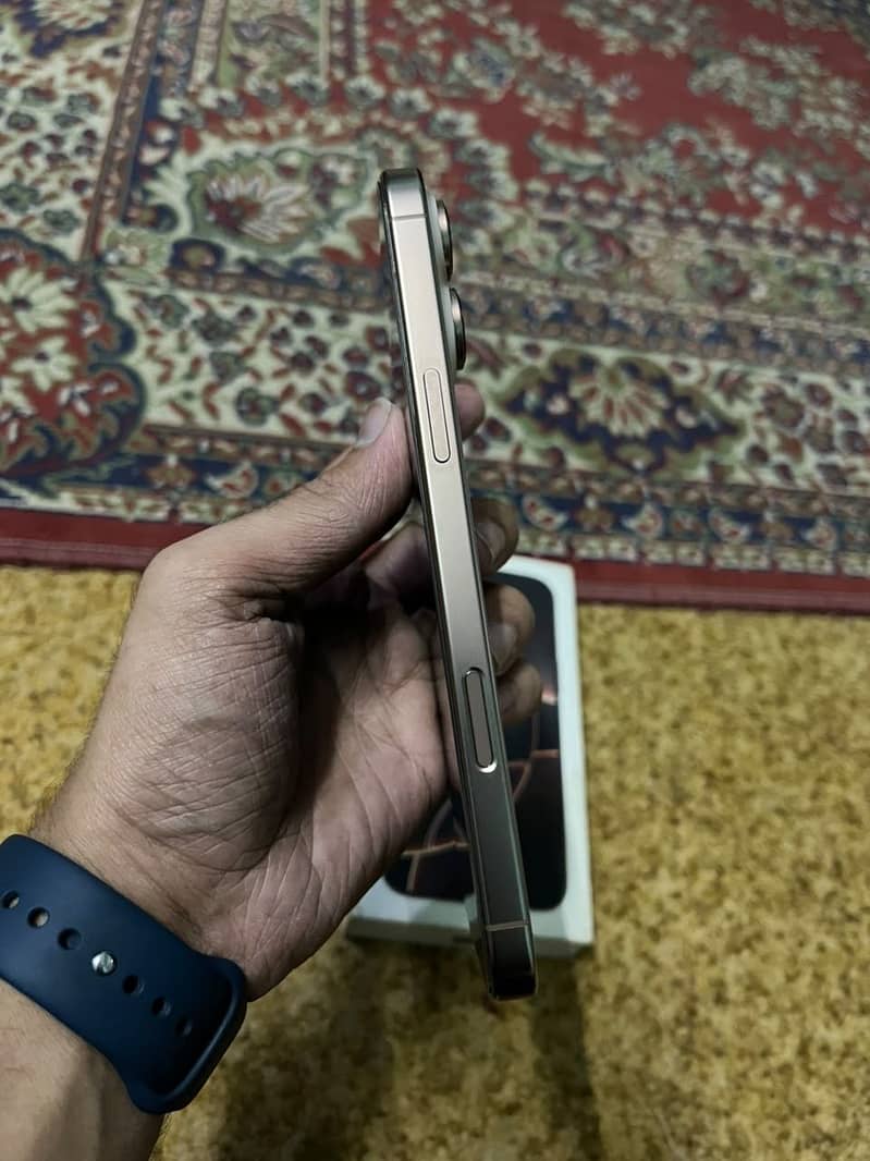 Apple iPhone 16 Pro Max 4