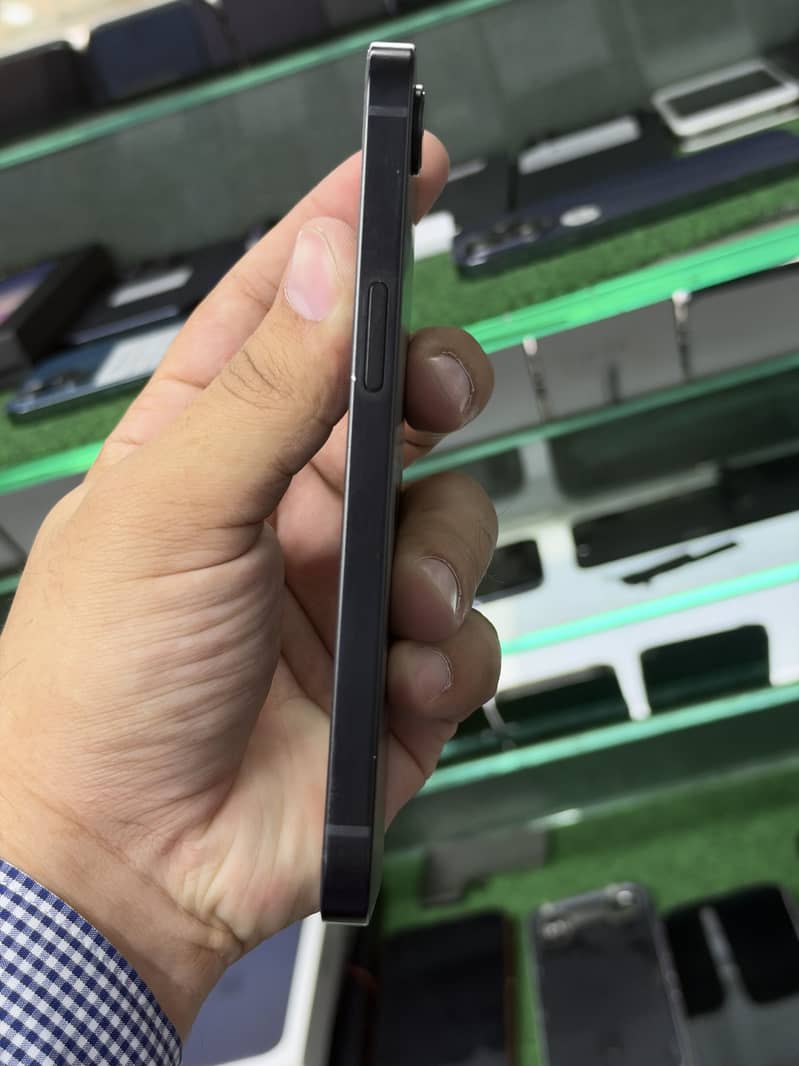 iPhone 16e (Non PTA) 1