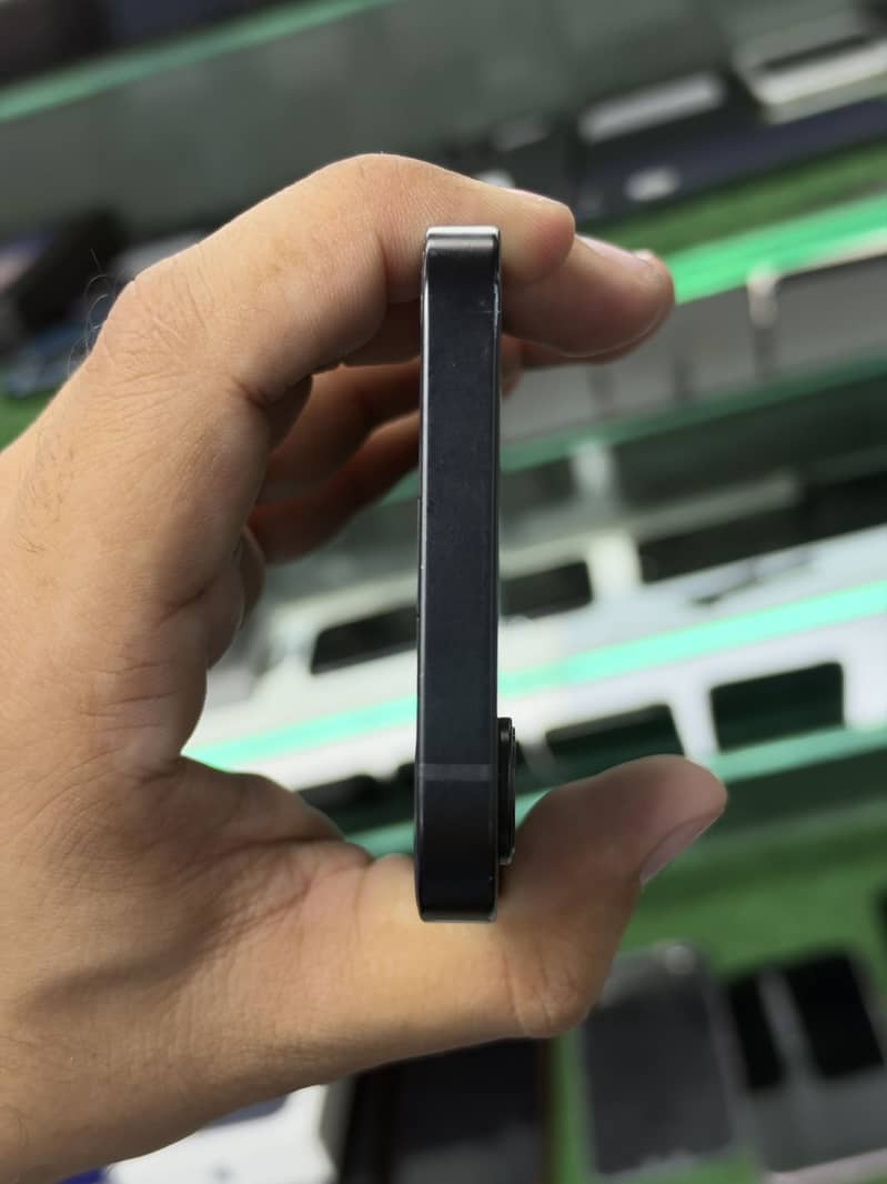iPhone 16e (Non PTA) 3