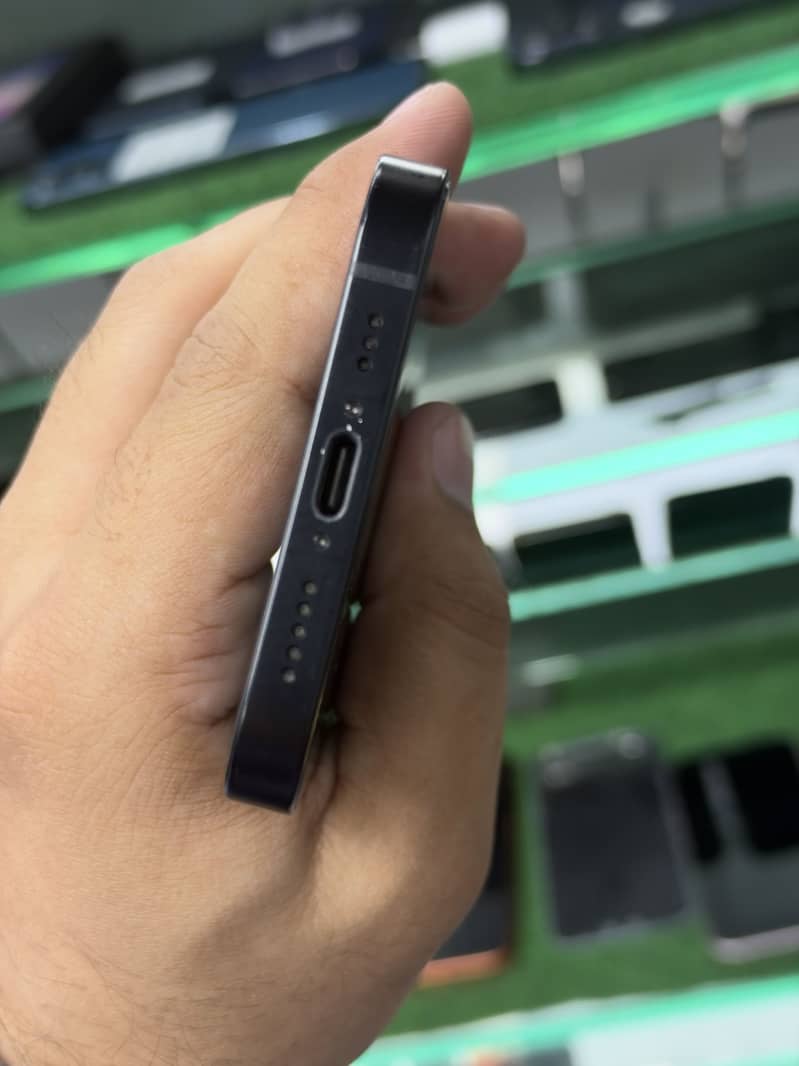 iPhone 16e (Non PTA) 4