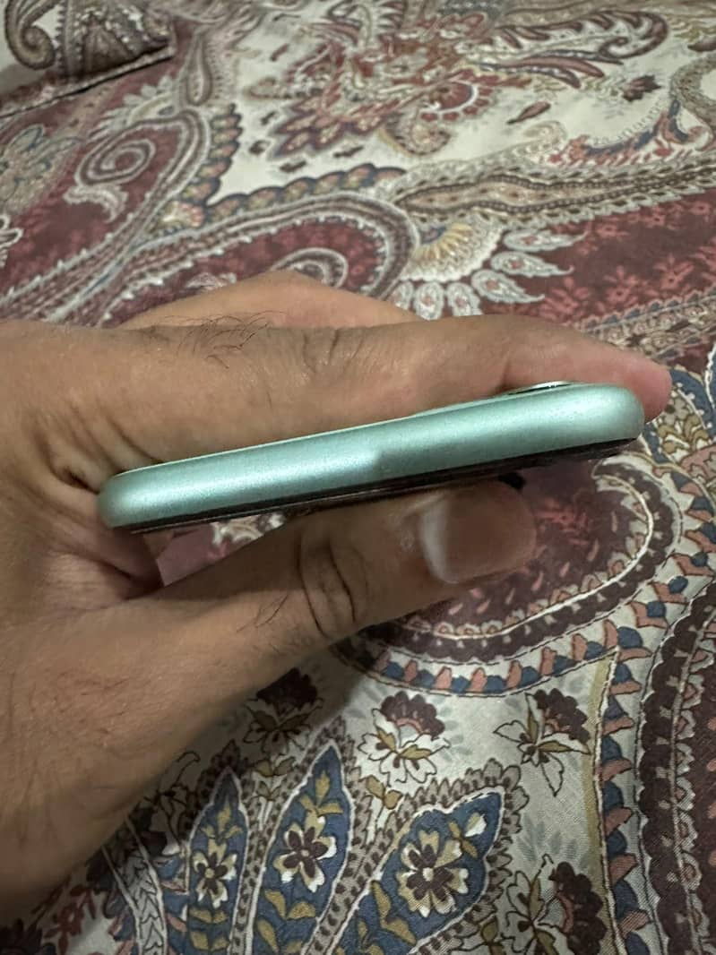 Apple iPhone 11 4