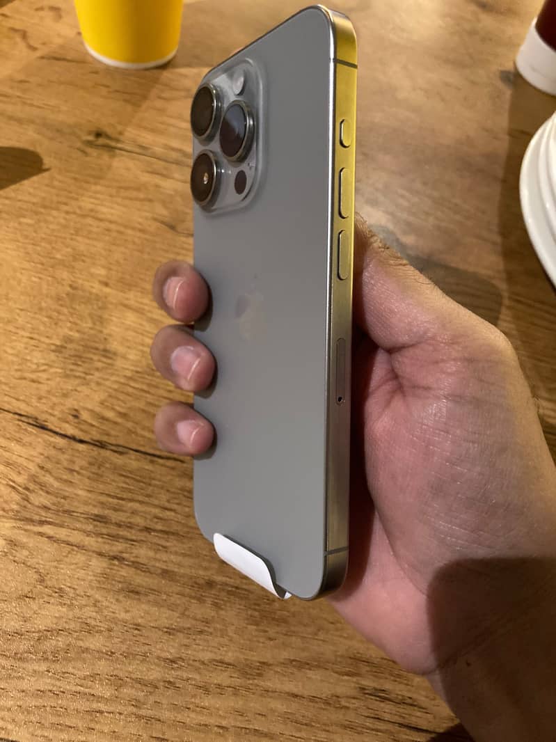 Apple iPhone 15 Pro 3