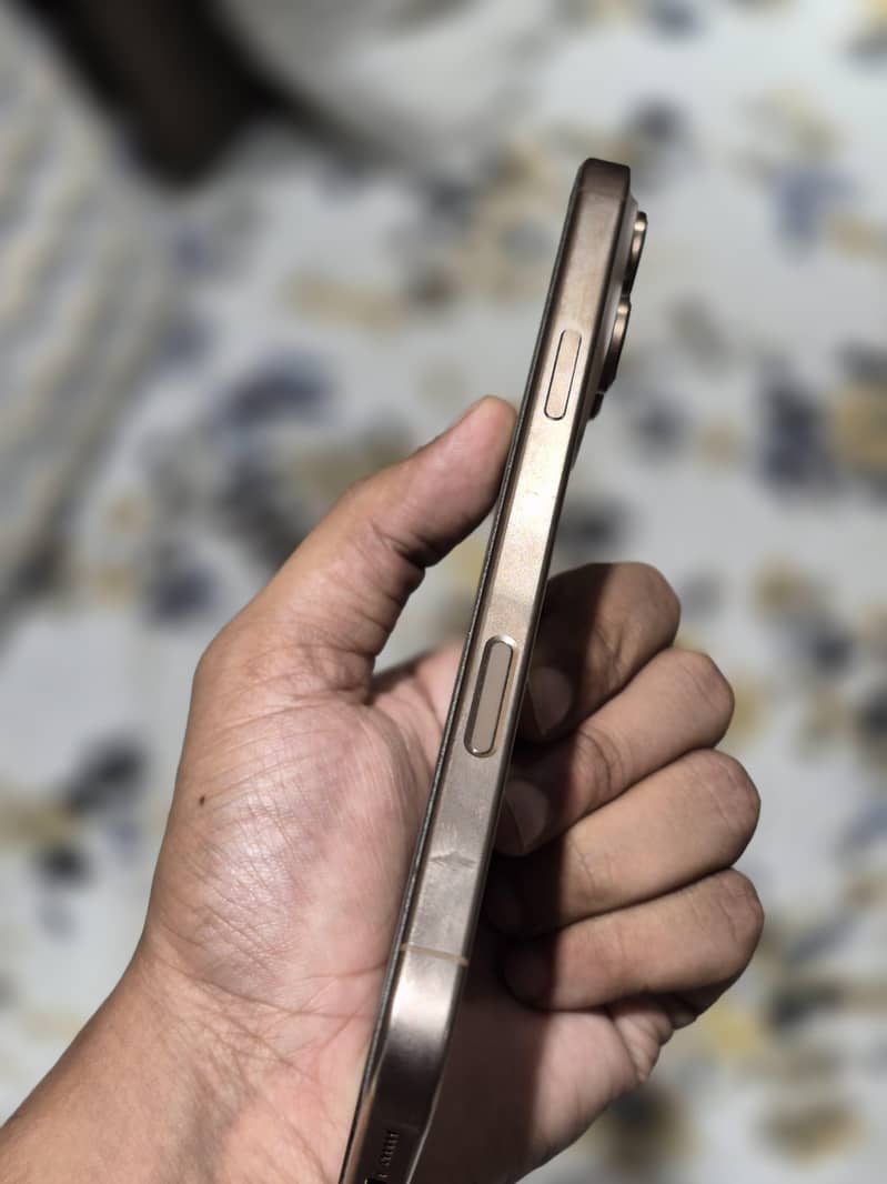Apple iPhone 16 Pro Max 1