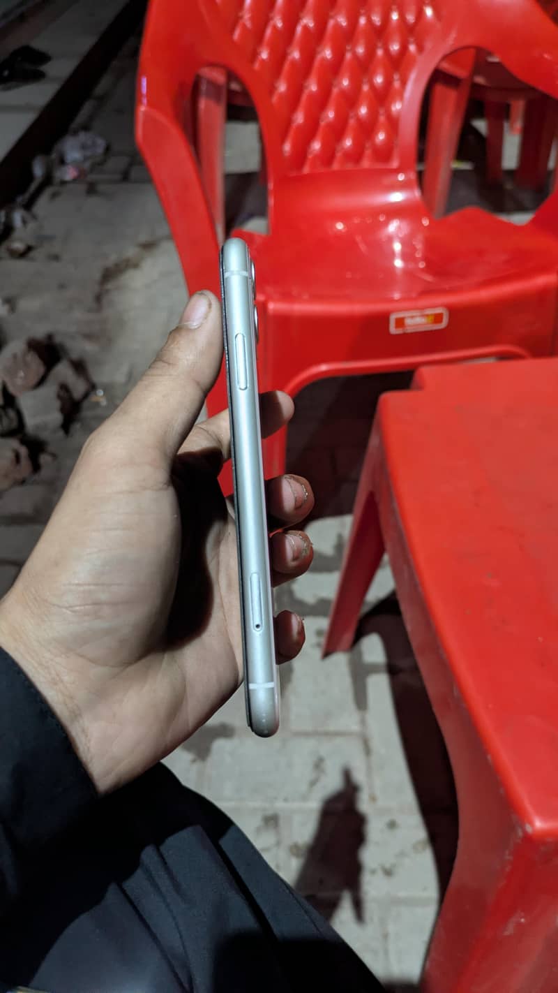 Apple iPhone 11 4