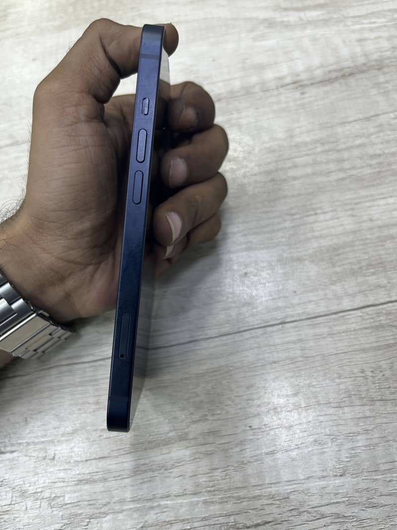 Apple iPhone 13 5