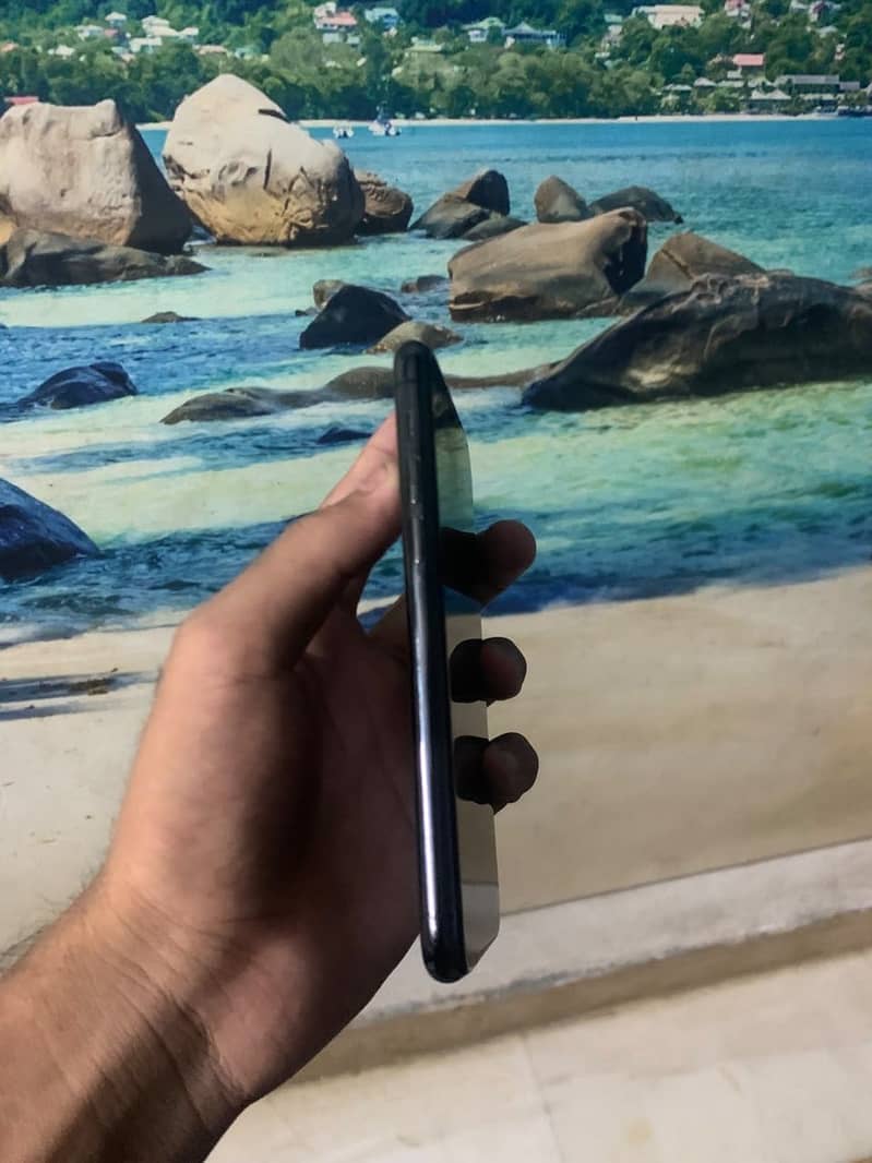 Apple iPhone 11 Pro 4