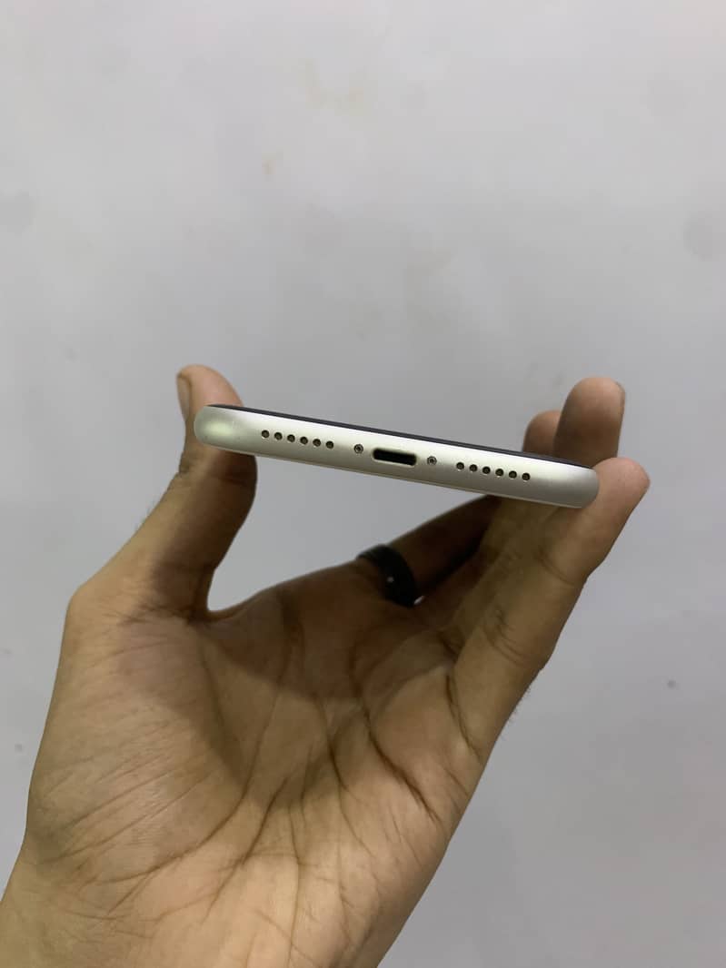 Apple iPhone 11 4