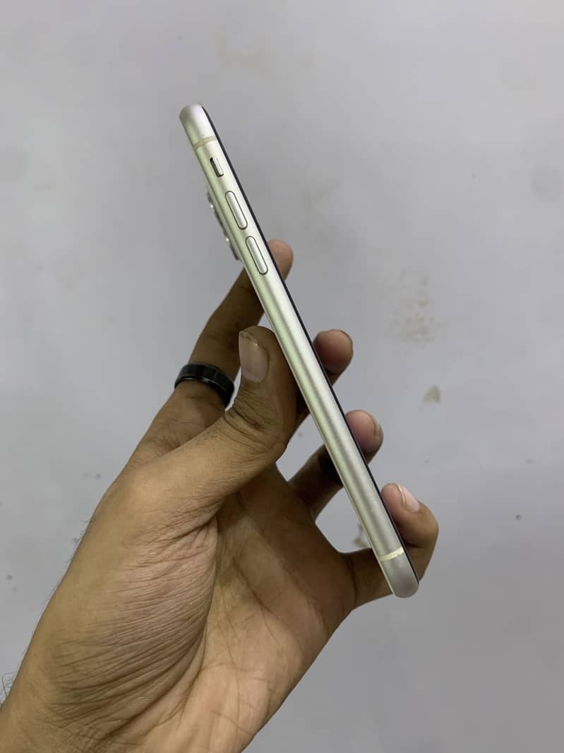 Apple iPhone 11 7