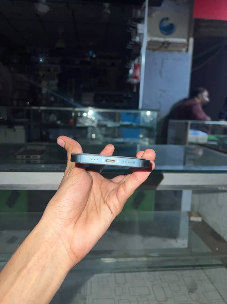 Apple iPhone 13 5