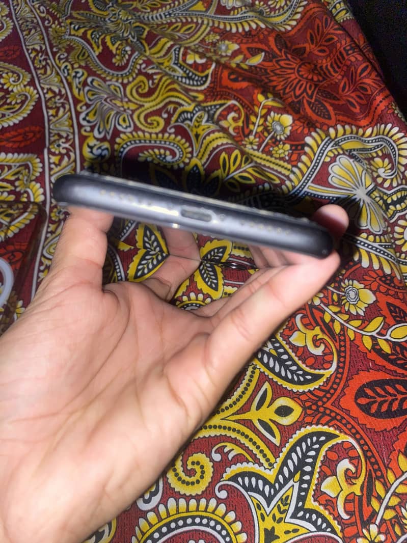 Apple iPhone 11 4