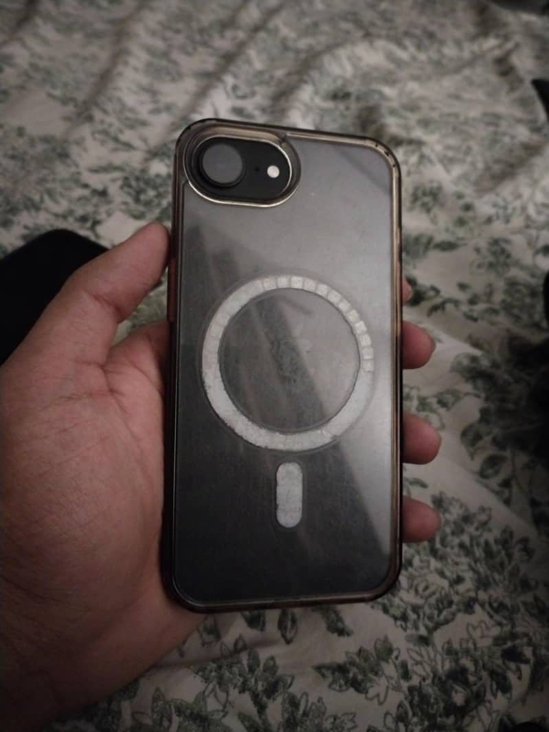 Apple iPhone 16e 1